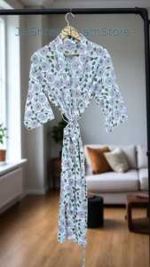 Bata estilo kimono de algodón con estampado floral tradicional para mujer, ideal para estar en casa, dormir, descansar y para el spa. - Product Image 4