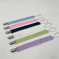Vente en gros de clips pour sucettes bébé personnalisés avec bordure en ruban et nom brodé personnalisé