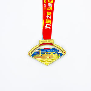 Médaille de finisseur personnalisée pour le marathon du fleuve <span class=keywords><strong>Yalu</strong></span> de Dandong, en alliage de zinc plaqué or avec design de pétales creux - Product Image 3