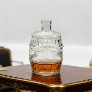 Bouteille en verre transparente personnalisée de 500 ml en forme de tonneau à vin vide avec bouchon couronne et impression de logo personnalisée pour la tequila - Product Image 1