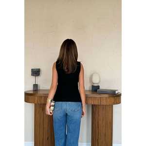 Veste sans manches boutonnée ajustée à la taille pour femme noire, vente en gros - Product Image 6