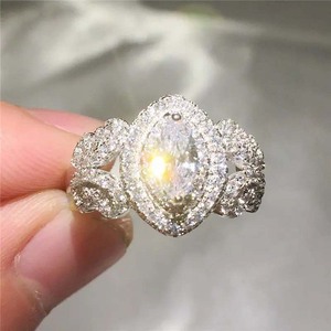 Anello con Cristallo a Forma di Farfalla e Fiore per Donne, Elegante Accessorio Floreale per Uso Quotidiano e Feste - Product Image 3