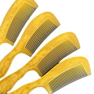 Peine de madera tallado amarillo, peine de plástico, peine para el cabello imitación cera de abeja, para alisar y peinar el cabello rizado, 1 yuan al por mayor. - Product Image 3