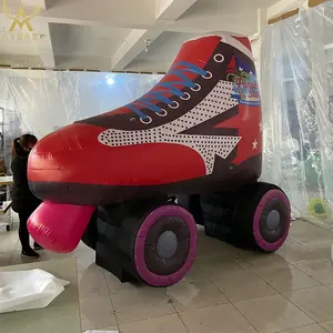 有吸引力的巨型充气轮滑鞋与标志印刷充气滑板鞋