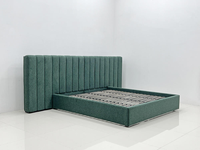 Cadre de lit réglable en bois rembourré en velours luxueux et moderne, avec tête de lit capitonnée à motif de coutures verticales linéaires et rangement intégré