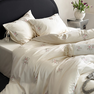 Ultimo Set di Biancheria da Letto di Lusso in Cotone a Fibra Lunga, Elegante e Confortevole, con Ricami Raffinati - Product Image 1