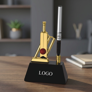 Portalápices de escritorio con trofeo de cricket chapado en oro, con grabado y base con logotipo fundido, regalo deportivo. - Product Image 1