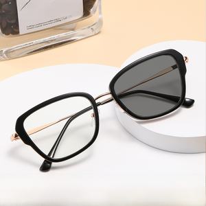 Nouveauté Lunettes Asymétriques Anti-Lumière Bleue à Monture Tendance Changeant de Couleur pour Homme et Femme - Product Image 1