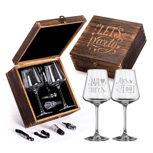 약혼을위한 나무 유품 상자에 와인 오프너 와인 스토퍼와 사용자 정의 로고 웨딩 잔 와인 잔 세트 커플 신부 - Product Image 1