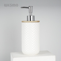 Ensemble de salle de bain en céramique Décoration de luxe Accessoires pour la maison Couleur blanche mate moderne accentuée avec une pièce en bambou Ensemble de salle de bain d'hôtel