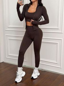 Ensemble de sport FH personnalisé avec logo : haut léger à bretelles, leggings taille haute, séchage rapide, évacuation de l'humidité, idéal pour le fitness et le yoga - Product Image 3
