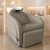 Fauteuil de lavage de luxe beige avec bac en céramique et décorations dorées pour salon, spa, barbier et villa