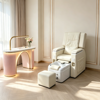 Table de manucure rose de luxe avec bande LED, lampe incurvée dorée, panneau cannelé, poste de travail pour salon de manucure et studio de beauté