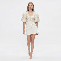 Nouvelle Robe Courte Mini Femme Élégante Blanche Col V Asymétrique Moulante à Une Épaule Manches Bouffantes Tissée en Relief 3D Personnalisée