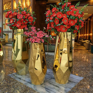 Jarrón decorativo elegante de acero inoxidable de metal dorado para hotel y hogar - Product Image 2