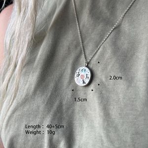 Collar con Colgante Redondo de Acero Inoxidable con Decoraciones Pintadas de Conejo, Perro, Pájaro, Cisne y Sol. - Product Image 2