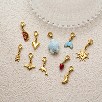 Une tortue, le soleil, un cœur, du pain, un petit ours, des fraises, une queue de poisson, des oranges, des dauphins et des pendentifs en forme d'abeille comme accessoires.