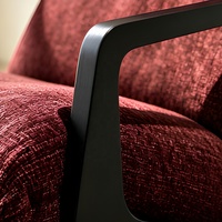 Fauteuil bas sculptural en bois de frêne massif noir mat, avec revêtement en chenille texturée bordeaux, pour l'hôtellerie haut de gamme et les entreprises