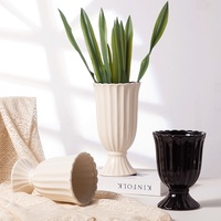 Vase de colonne romaine en céramique de Style campagnard français conception trouée ornements simples pour ornements transfrontaliers d'hôtels