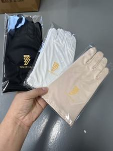 Guantes Negros de Microfibra Personalizados con Logotipo Blanco para Vendedoras de Joyería - Product Image 6