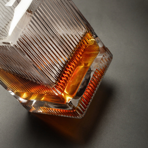 <span class=keywords><strong>Carafe</strong></span> à <span class=keywords><strong>whisky</strong></span> de luxe en verre sans plomb 1000 ml (33,5 oz) carrée côtelée avec bouchon hermétique pour bourbon domestique - Product Image 4