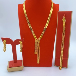 Ensemble de bijoux en alliage plaqué or 24 carats haut de gamme, design exquis, colliers de mariage <span class=keywords><strong>pour</strong></span> femmes, bijoux <span class=keywords><strong>fantaisie</strong></span> <span class=keywords><strong>pour</strong></span> dames - Product Image 5
