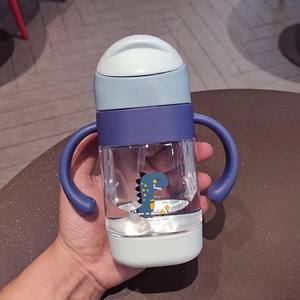แก้วน้ำเด็กแบบมีหลอดดูด ลายการ์ตูน ป้องกันการสำลัก แก้วน้ำเด็กพกพาสะดวก พร้อมหูจับ ขวดน้ำพลาสติกสำหรับเด็ก - Product Image 6