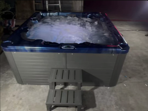 Bain à remous extérieur moderne avec couvercle, marches, éclairage LED et désinfecteur à l'ozone pour la détente en jardin - Product Image 4