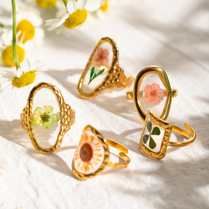 Bague en acier inoxydable doré avec fleur préservée, bijou pour femme, cadeau pour elle, pièce maîtresse tendance - Product Image 4