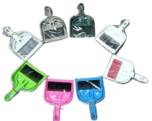 ชุดไม้กวาดและที่ตักขยะแบบมือขนาดเล็กสไตล์น่ารักแปรงพลาสติกขนาดเล็กด้ามจับพลาสติกดีไซน์ลายทางสำหรับสัตว์เลี้ยงในบ้านที่ปัดฝุ่นบรรจุกล่อง - Product Image 2