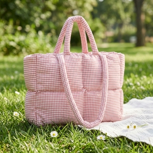 Bolsa de Mano Tipo Puffer Rosa Personalizada de Royal Fair, Fabricada a Medida, Resistente al Agua, Acolchada, de Nailon, para Regalos - Product Image 1