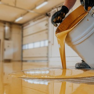 Peinture de toit en polyuréthane hautement élastique et résistante à la chaleur Revêtement imperméable moderne pour application de mur en métal et de toit de parc - Product Image 1