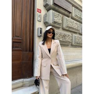 Conjunto de Chaqueta y Pantalones Beige con Franja de Letras en Contraste, Conjunto de 2 Piezas - Product Image 2