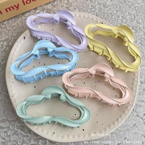 Pinza para el pelo de nube de colores al por mayor, a la moda, hueca, con diseño de tiburón, accesorio antideslizante para el cabello para mujeres y niñas - Product Image 1