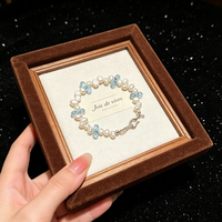 Bracelet artisanal en perles irrégulières, papillon, cristal bleu, pendentif pièce d'argent, fermoir réglable, accessoire de fête pour femme