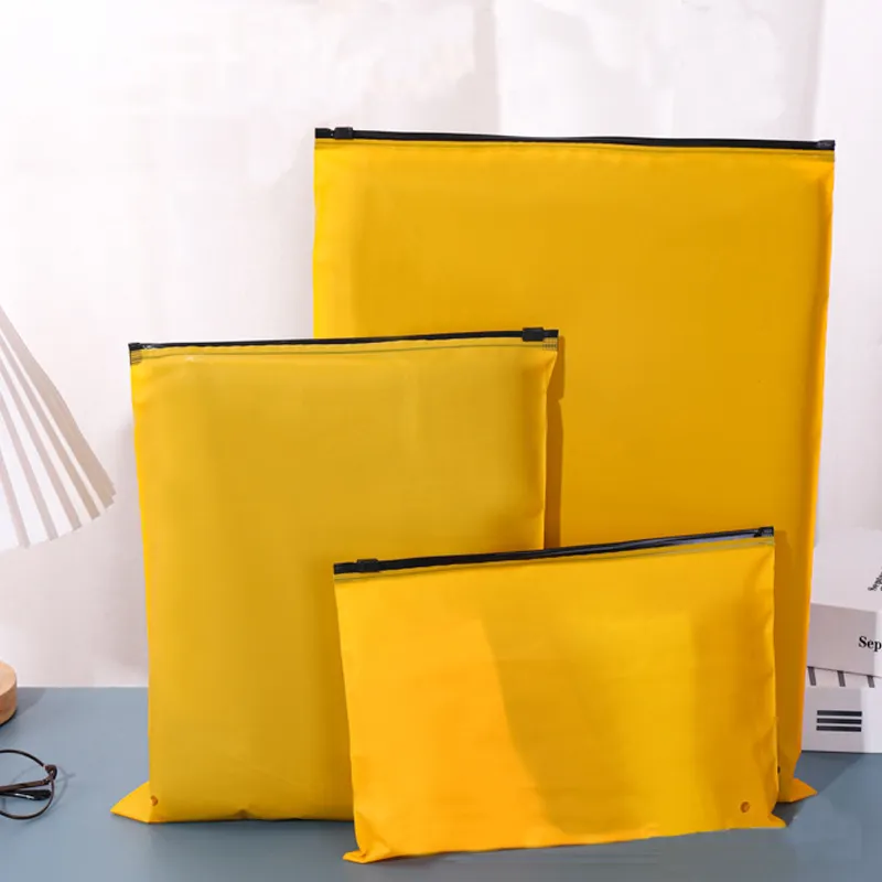 100 stück moq kundendefiniertes logo kleidungsverpackung selbstversiegelnde tasche reise aufbewahrungstasche gelbe kunststoff-reißverschlussbeutel für kleidungsstück