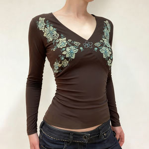 เสื้อยืดคอวีถักลายปักสไตล์วินเทจสำหรับผู้หญิง ทรงปกติ แขนยาว พิมพ์ลายดอกไม้ ระบายอากาศได้ดี สไตล์เรโทร - Product Image 1