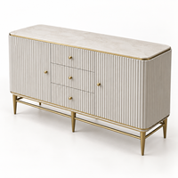 WYRAX Fashion Boutique Weißes Geriffeltes Buffet-Schrank mit Mittelschubladen Seitenschränken Breiter Vitrine und Goldfarbener Metallbasis