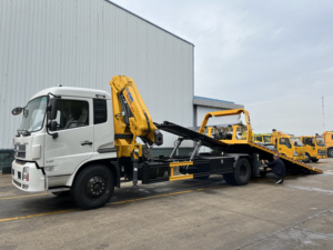 Camion de dépannage 10 tonnes avec plateau inclinable, grue à bras repliable et élévateur hydraulique pour le transport de voitures, à vendre - Product Image 5