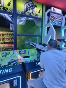 Il nuovo centro di gioco alla moda offre giochi di tiro dal vivo-giochi in cui i giocatori usano pistole vere per sparare ai bersagli per divertimento. - Product Image 2
