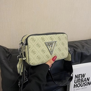 Nuevo Bolso de Hombro Cruzado para Mujer con Diseño Clásico de Guesses y Letras - Product Image 3