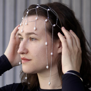 Chaîne de tête en <span class=keywords><strong>filet</strong></span> doré avec perles - Chaîne de cheveux bohème à pampilles avec perles d'imitation, coiffe en maille pour femme, idéale pour festivals et mariages - Product Image 4
