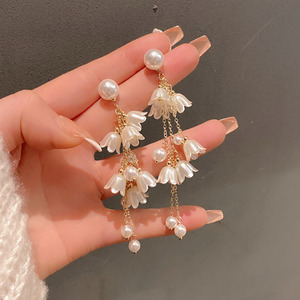 Boucles d'oreilles pendantes à longues pampilles en forme de fleur blanche, avec perles simulées, pour femmes - Product Image 1