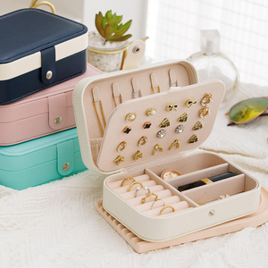 Boîte de rangement à bijoux rectangulaire portable avec fermeture à boucle, disponible en plusieurs couleurs, pour le rangement et les voyages - Product Image 2