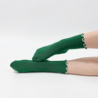 Chaussettes de yoga personnalisées à volants verts anti-dérapantes pour femmes, idéales pour le Pilates (vente en gros)
