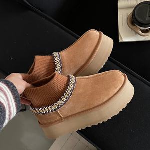 Bottes de neige haut de gamme de créateur, dotées d'un design ethnique très élégant, d'une palette de couleurs textiles et d'un dessus en cuir chaud. - Product Image 2