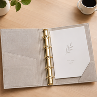 Reliure en lin personnalisée élégante de qualité supérieure avec mécanisme à anneaux dorés et poches de rangement pour journal de voyage personnel et planification