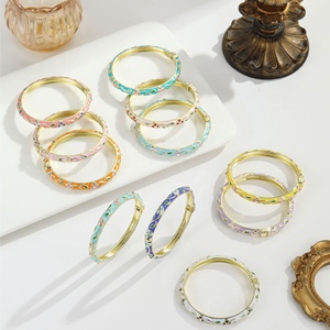 Bracelet jonc articulé vintage pour femme, plaqué or, émail cloisonné, strass, motif floral pastel, style petite fleur grimpante, vente en gros, voyage - Product Image 3