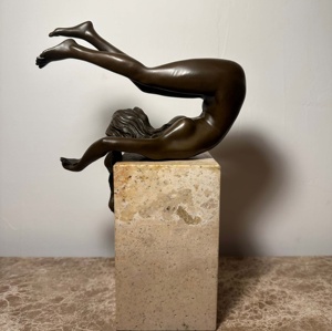 La Fille S'agenouillant Devant la Base <span class=keywords><strong>en</strong></span> <span class=keywords><strong>Marbre</strong></span> <span class=keywords><strong>de</strong></span> la <span class=keywords><strong>Statue</strong></span> <span class=keywords><strong>en</strong></span> Bronze - Sculpture Décorative pour la Maison - Product Image 4