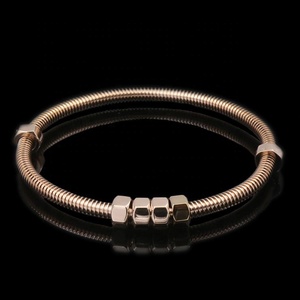Bracelet de couple en acier inoxydable 316L de haute qualité avec écrou hexagonal et finition plaquée or - Product Image 5